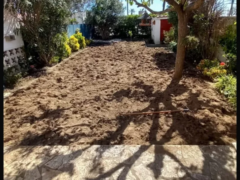 Jardín en Palau-saverdera antes de la obra, con el terreno de tierra