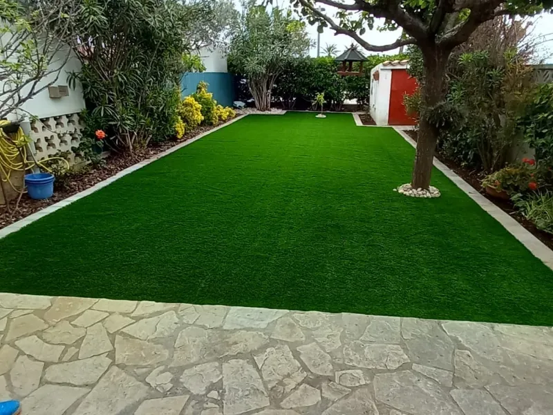 Jardín en Palau-saverdera terminado con césped artificial